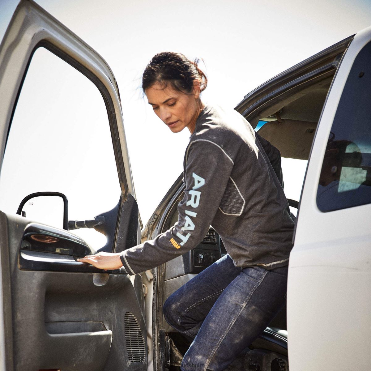 blast Ariat T-shirt med logotyp för armeringsjärn kolljung kvinnor F04842799