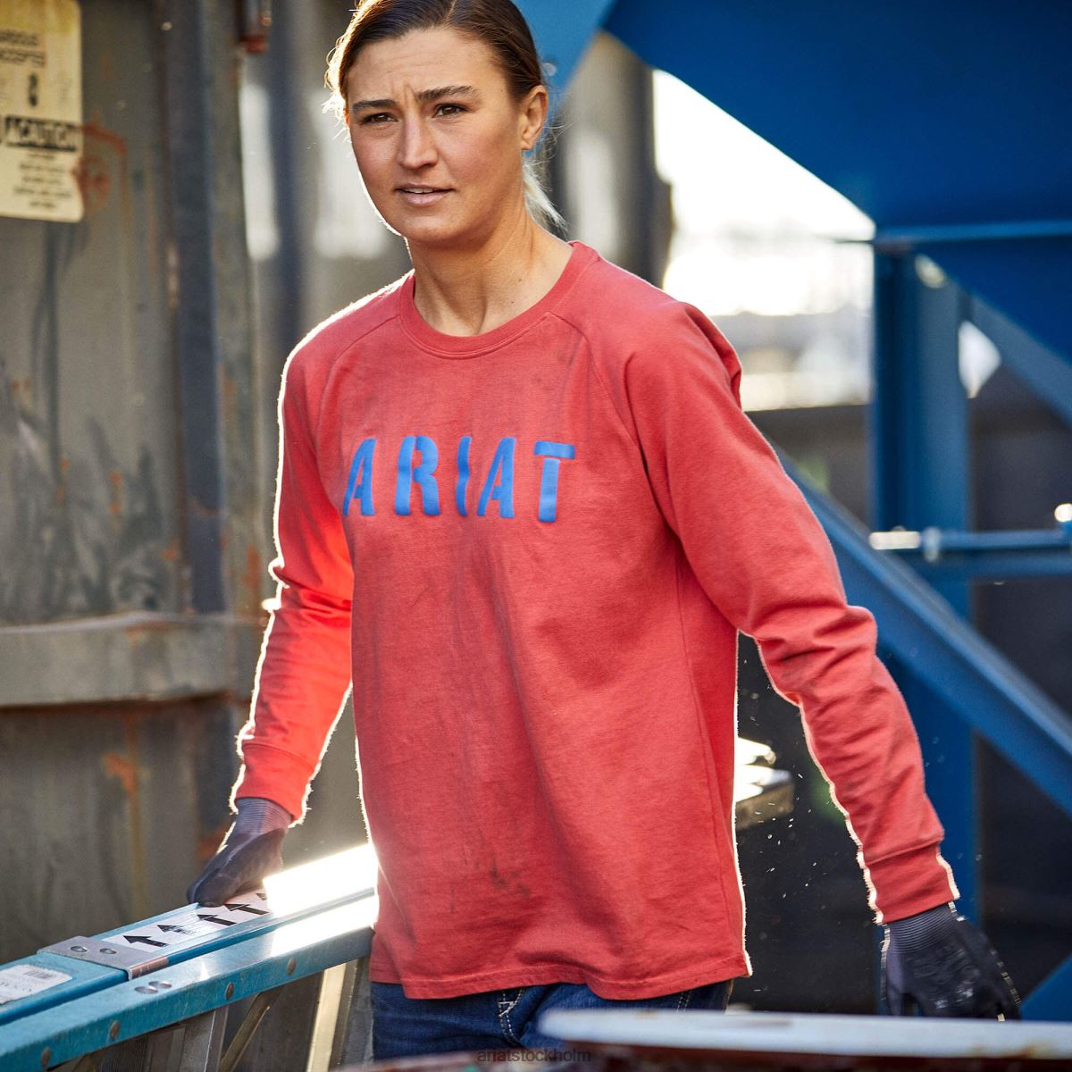 blast Ariat armeringsjärn t-shirt av bomullsstark block bakat äpple/true marin kvinnor F04843177