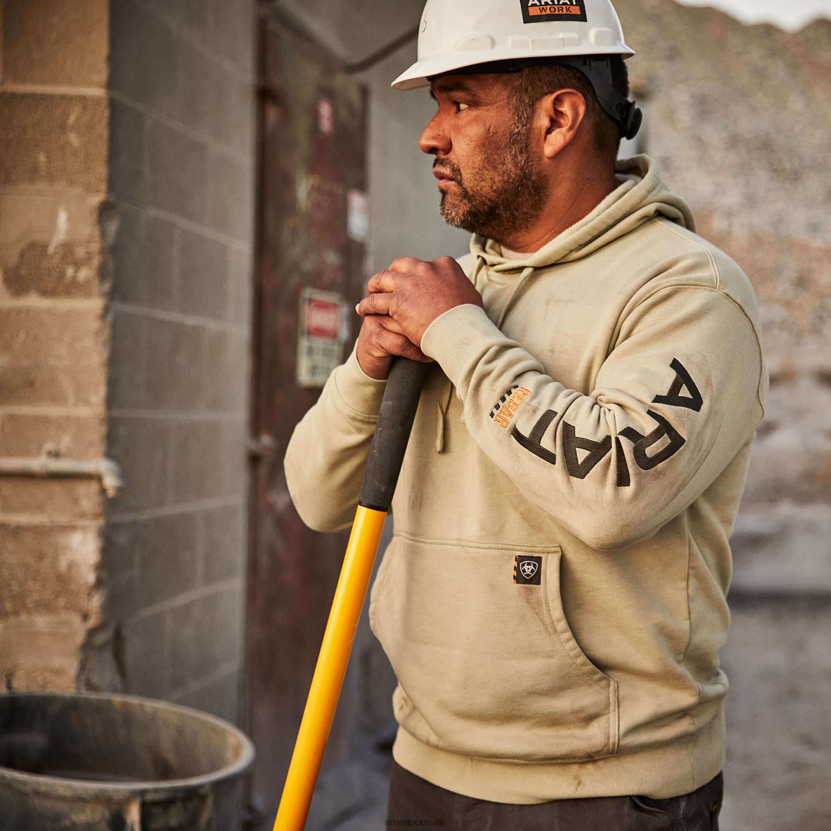 blast Ariat grafisk hoodie i armeringsjärn ökensalvialjung/bagge män F04841387