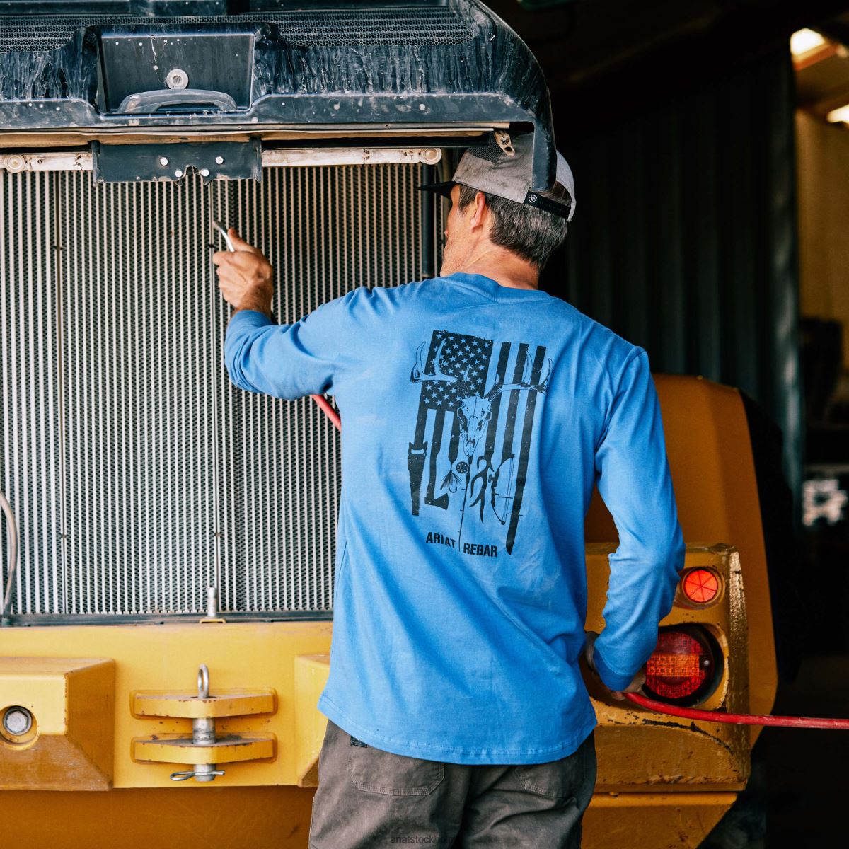 blast Ariat armeringsjärn utomhus grafisk t-shirt äkta flottan män F0484888